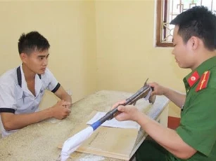 Chồng lấy súng ngắm bắn vào đầu vợ sau lời thách thức