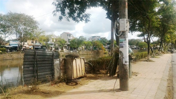 Cô gái bị điện giật chết khi đang đứng canh bạn đi vệ sinh