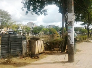 Cô gái bị điện giật chết khi đang đứng canh bạn đi vệ sinh