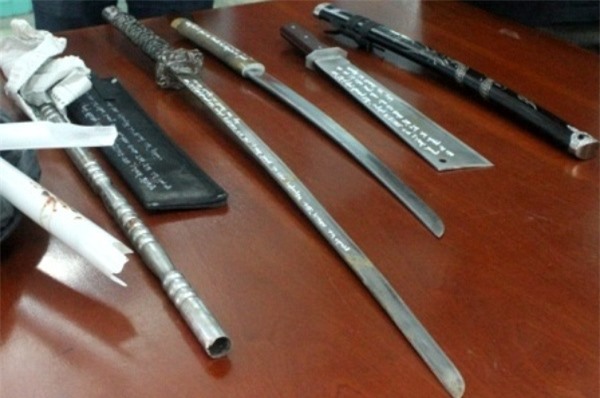 Công an bị nhóm côn đồ chém gục ngay giữa đường