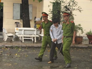 Đoạt mạng người vì câu nói: Nó cứ nhìn chằm chằm làm em khó chịu
