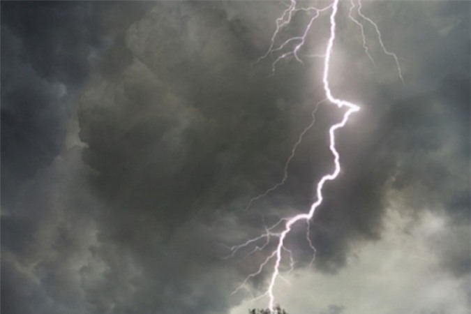 Mẹ chồng và con dâu bị sét đánh thương vong khi làm đồng