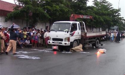 Ngã xe, hai cô gái chết thảm dưới bánh xe tải