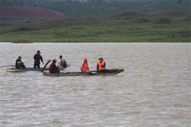 Tìm thấy thi thể đầu tiên vụ lật xuồng trên hồ thủy điện Đại Ninh