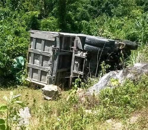 Xe tải lao xuống núi, tài xế chết thảm trong cabin