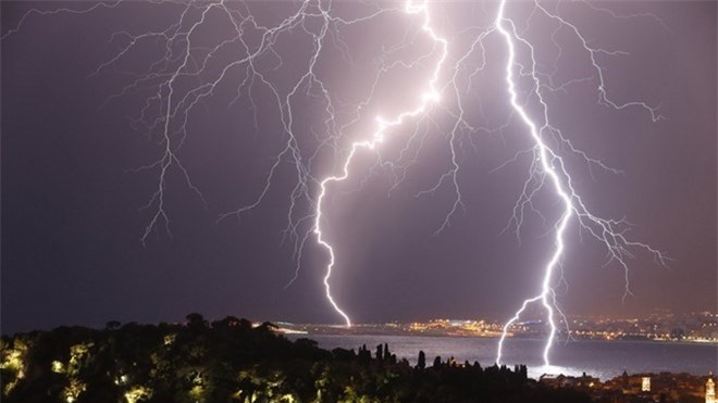 Bị sét đánh khi đi làm đồng, 2 người tử vong