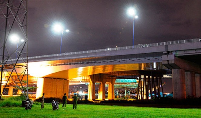 Bàng hoàng người đàn ông nhảy cầu Sài Gòn tử vong