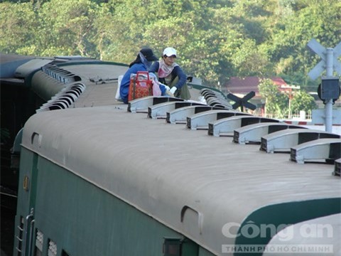 Bắt nóng kẻ đu cửa sổ tàu hỏa cướp giật túi xách hàng chục triệu đồng