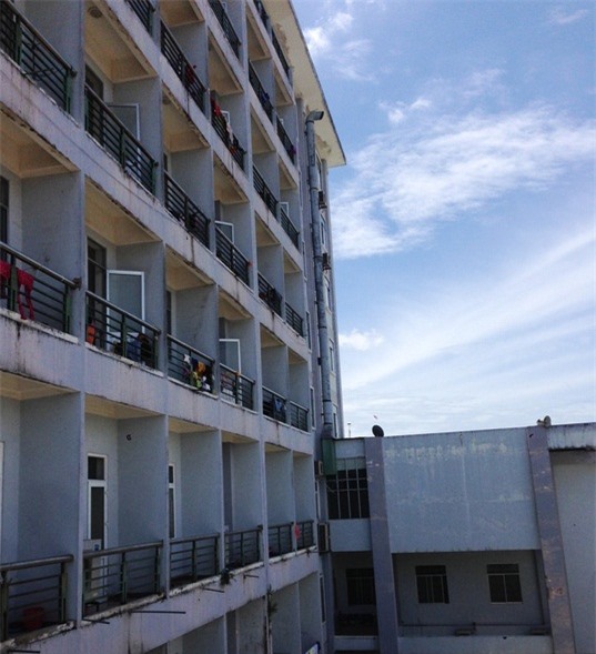 Chăm bố ốm, cô gái 19 tuổi nhảy từ tầng 7 bệnh viện tự tử