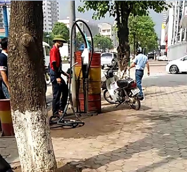 Công ty Sông Hồng xây dựng trái phép trụ bơm xăng trên vỉa hè