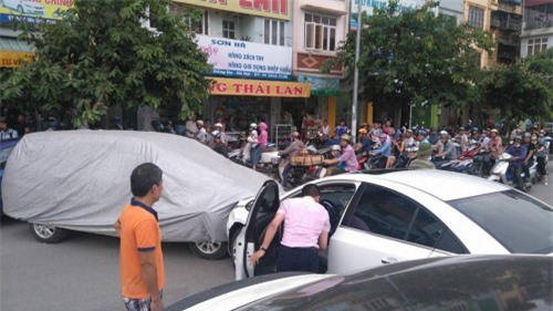 Đạp nhầm chân ga, xế hộp vừa mua gây tai nạn liên hoàn