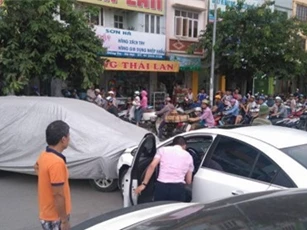 Đạp nhầm chân ga, xế hộp vừa mua gây tai nạn liên hoàn