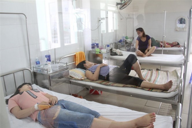 Đi du lịch, 16 người nhập viện nghi do ngộ độc thực phẩm