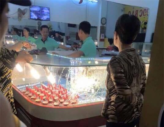 Nam thanh niên bịt mặt, mang rùi cui tấn công tiệm vàng