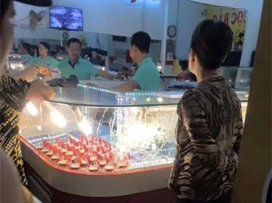 Nam thanh niên bịt mặt, mang rùi cui tấn công tiệm vàng