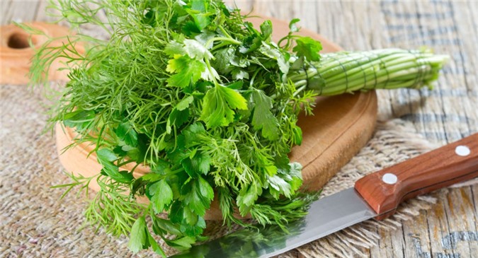Nga bào chế thuốc chống ung thư từ mùi tây và rau thì là