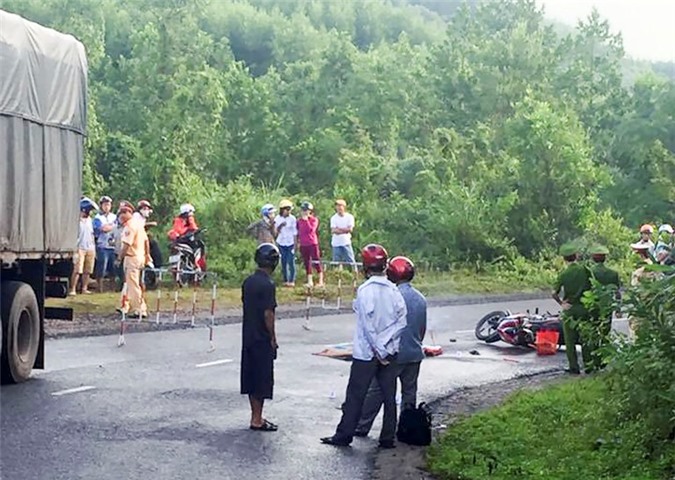 Ngã vào rơ-mooc xe đầu kéo, một người tử vong tại chỗ