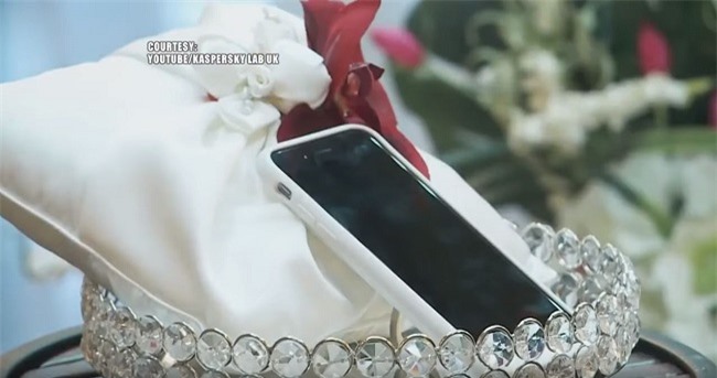 Người đàn ông cưới smartphone làm vợ