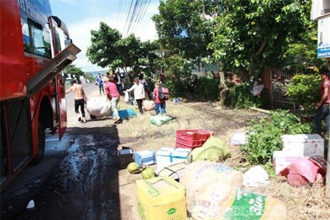Xe khách giường nằm bốc cháy, gần 30 hành khách thoát chết