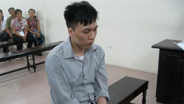 Mặc van xin, nam sinh vẫn đâm tới tấp bạn cùng phòng