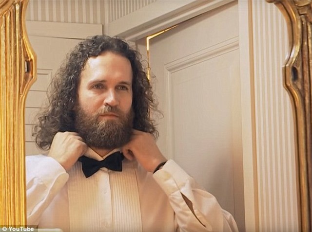 Người đàn ông "gây sốc" khi cưới.... Iphone làm vợ