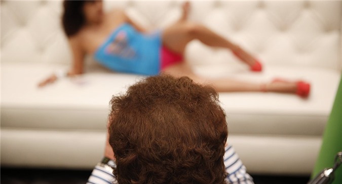 Thầy giáo giả nữ diễn viên khiêu dâm để xin ảnh "mát mẻ" của học sinh