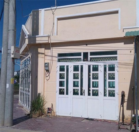 Vợ đau đớn phát hiện chồng, con chết trong tư thế treo cổ