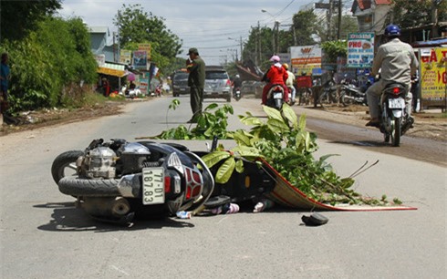 Bàng hoàng người phụ nữ bị xe container cán chết giữa đường