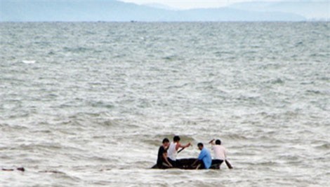 Bàng hoàng phát hiện nữ sinh lớp 8 chết đuối khi đi tắm biển