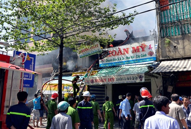 Cháy sát chợ Bình Tây, tiểu thương nháo nhào chạy tài sản