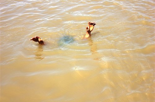 Bàng hoàng phát hiện hai bé gái tử vong dưới kênh dẫn nước