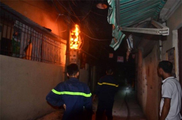 Cột điện bốc cháy cạnh khu nhà trọ, người Thủ đô hoảng loạn