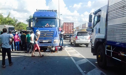 Đang băng qua đường, người phụ nữ bị container kéo lê tử vong tại chỗ