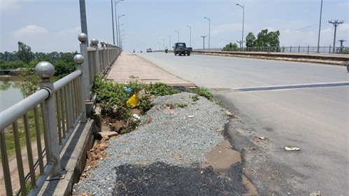 Hà Nội: Nghi vấn cây cầu bị "nhồi" xốp, cát do Cienco 5 làm chủ đầu tư