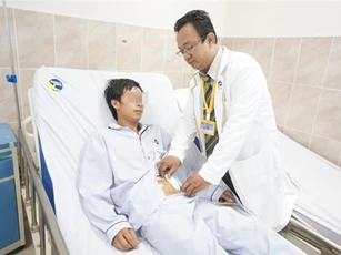 Ngã vỡ bàng quang, nam thanh niên vẫn không hay biết