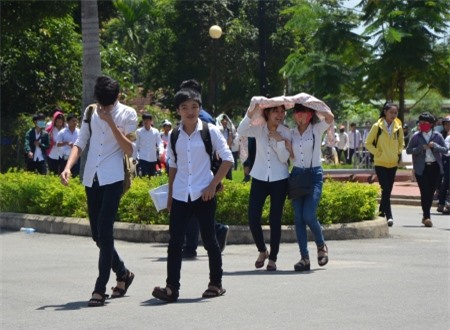 Sử dụng điện thoại trong phòng thi, một thí sinh bị đình chỉ