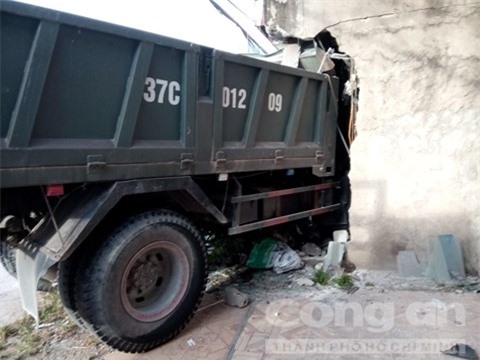 Xe tải đâm sập cửa hàng máy tính, tài xế kẹt cứng trong cabin