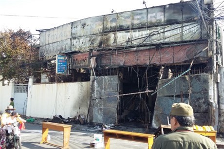 Bất cẩn trong lúc sửa xe, nhân viên làm cháy cửa hàng thùng xốp