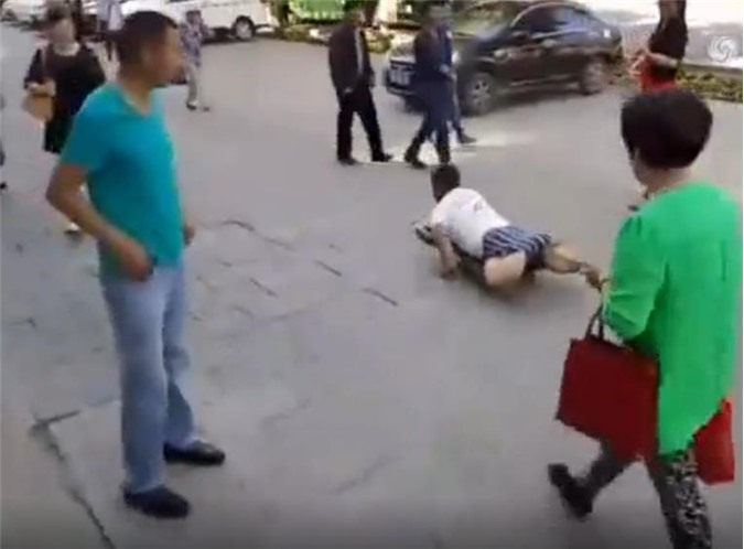 "Bóc mẽ" gã đàn ông giả tàn tật lướt ván ăn mày giữa phố