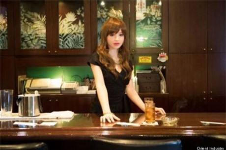 Cảnh sát phá cửa nhà dân giải cứu búp bê tình dục