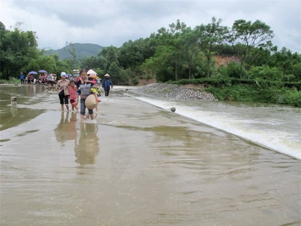 Hàng trăm người tìm kiếm 3 nữ sinh bị lũ cuốn trôi mất tích