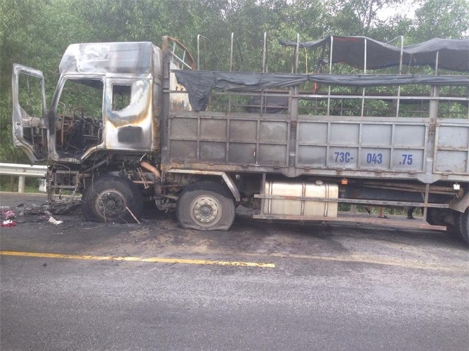 Xe tải chở bò và xe máy bốc cháy sau va chạm 