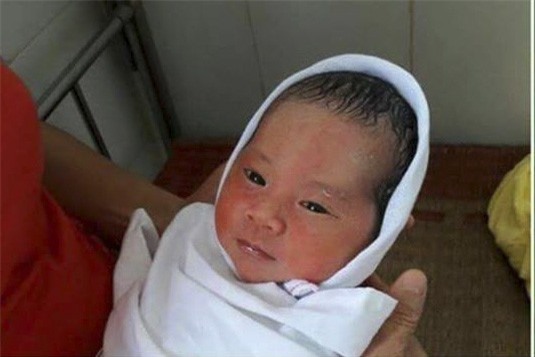 Xót xa bé trai sơ sinh bị bỏ rơi giữa trời mưa ở Thái Bình