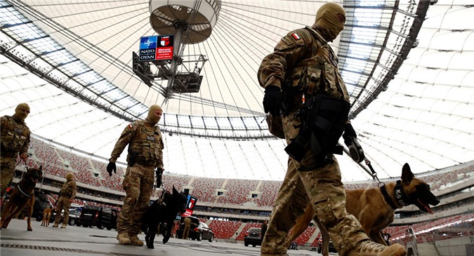 Ba Lan bắt đầu kiểm soát biên giới trước thềm hội nghị NATO