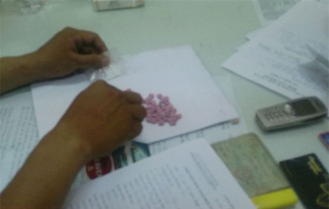 Giấu thuốc lắc trong bao thuốc lá tuồn vào quán bar tiêu thụ