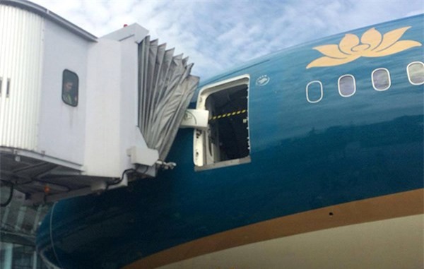 Máy bay Boeing 787 của Vietnam Airlines bị vỡ cửa vì va chạm tại Nội Bài