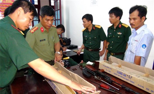 Vụ xe khách vận chuyển vũ khí quân dụng: Thông tin mới nhất