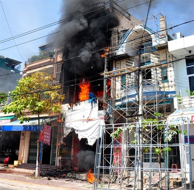 Làm biển quảng cáo, thợ hàn làm cháy cửa hàng tiền tỷ bên cạnh