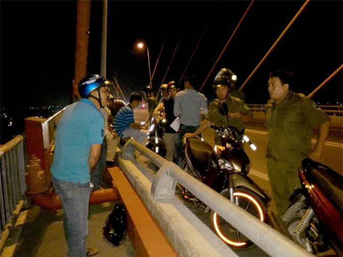 Bất lực nhìn cô gái 14 tuổi nhảy cầu tự tử