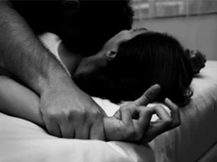 Bắt tạm giam cha dượng nhiều lần "quan hệ" với con riêng của vợ